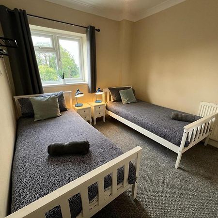 Great 4 Bedroom House - Great Location - Garden - Parking - Fast Wifi - Smart Tv - Newly Decorated - Sleeps Up To 8! Only 10 Mins Drive To Sandbanks Beach! Close To Poole & Bournemouth Exteriér fotografie