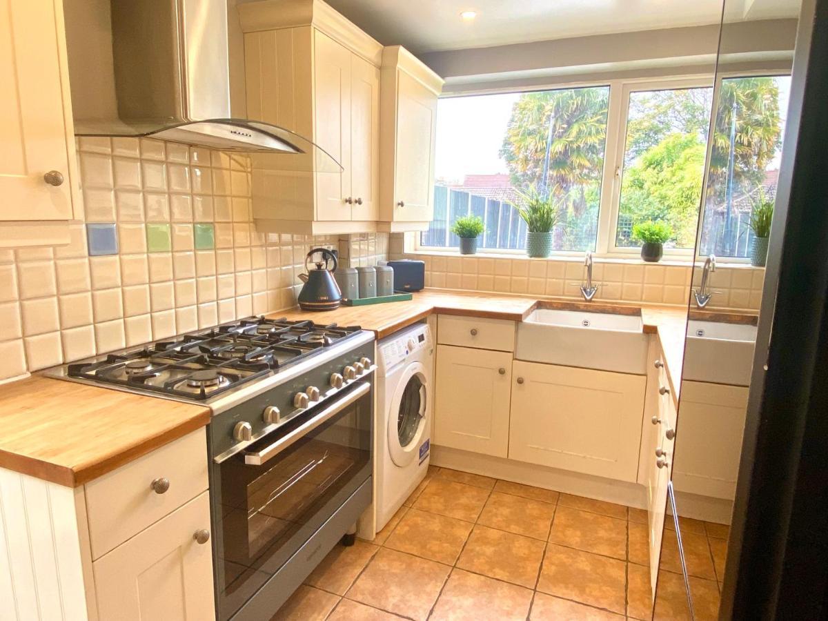 Great 4 Bedroom House - Great Location - Garden - Parking - Fast Wifi - Smart Tv - Newly Decorated - Sleeps Up To 8! Only 10 Mins Drive To Sandbanks Beach! Close To Poole & Bournemouth Exteriér fotografie