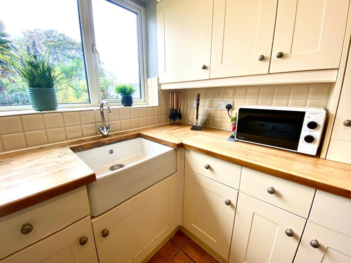 Great 4 Bedroom House - Great Location - Garden - Parking - Fast Wifi - Smart Tv - Newly Decorated - Sleeps Up To 8! Only 10 Mins Drive To Sandbanks Beach! Close To Poole & Bournemouth Exteriér fotografie