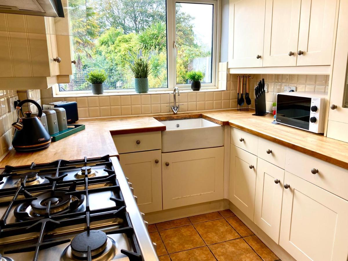 Great 4 Bedroom House - Great Location - Garden - Parking - Fast Wifi - Smart Tv - Newly Decorated - Sleeps Up To 8! Only 10 Mins Drive To Sandbanks Beach! Close To Poole & Bournemouth Exteriér fotografie
