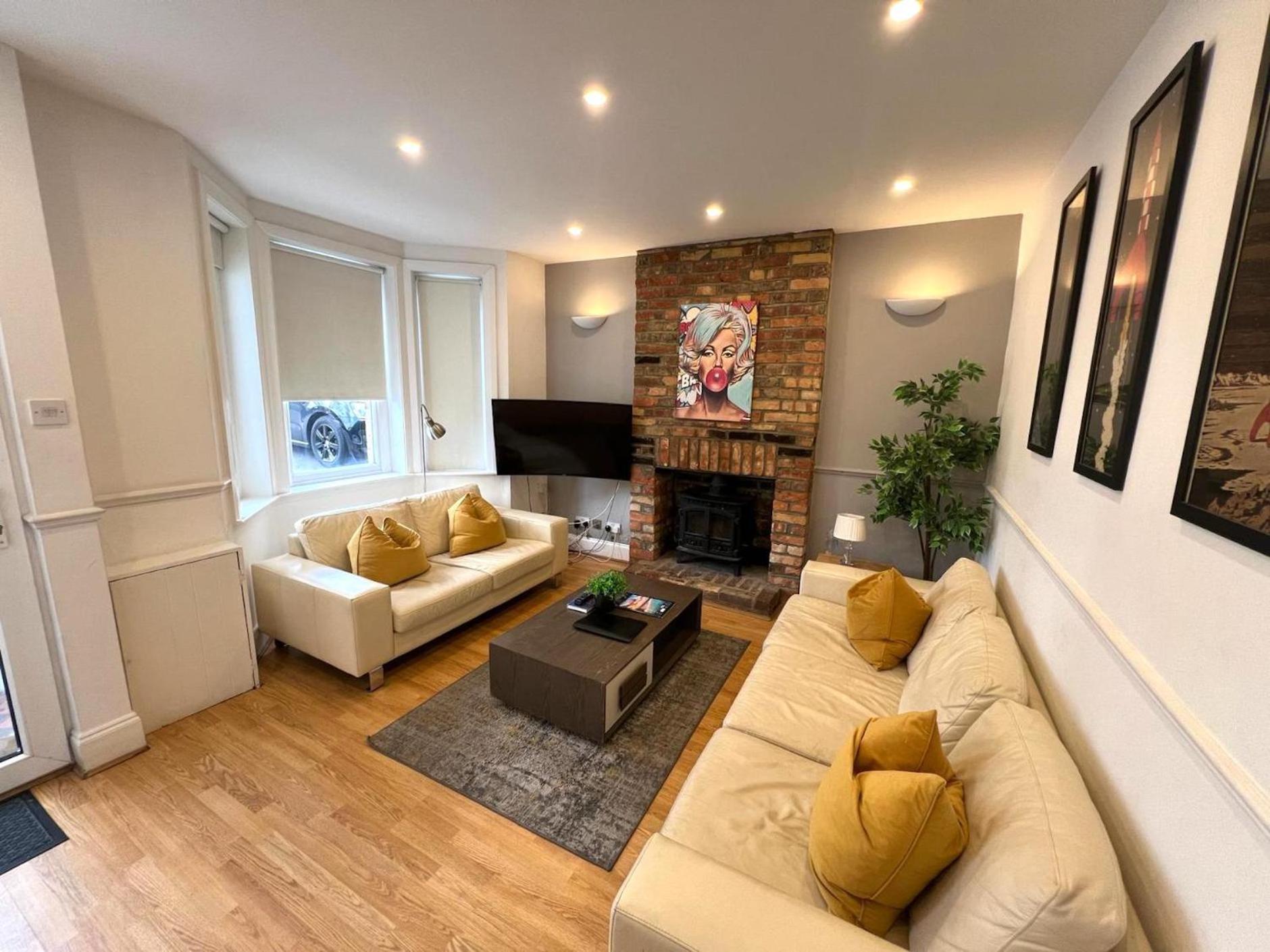 Great 4 Bedroom House - Great Location - Garden - Parking - Fast Wifi - Smart Tv - Newly Decorated - Sleeps Up To 8! Only 10 Mins Drive To Sandbanks Beach! Close To Poole & Bournemouth Exteriér fotografie