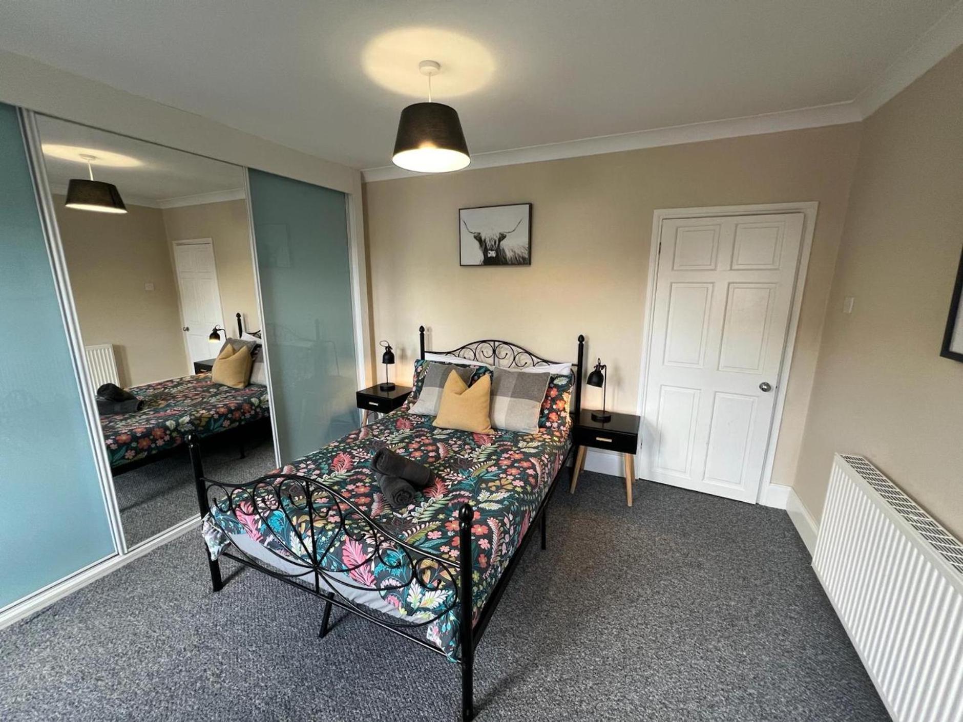 Great 4 Bedroom House - Great Location - Garden - Parking - Fast Wifi - Smart Tv - Newly Decorated - Sleeps Up To 8! Only 10 Mins Drive To Sandbanks Beach! Close To Poole & Bournemouth Exteriér fotografie