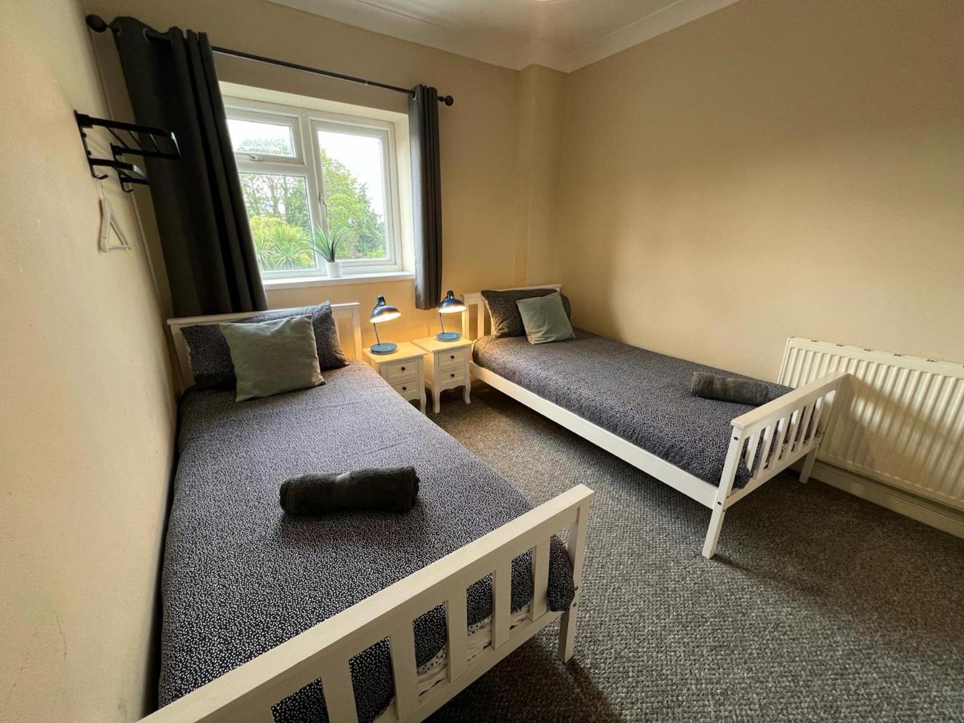 Great 4 Bedroom House - Great Location - Garden - Parking - Fast Wifi - Smart Tv - Newly Decorated - Sleeps Up To 8! Only 10 Mins Drive To Sandbanks Beach! Close To Poole & Bournemouth Exteriér fotografie
