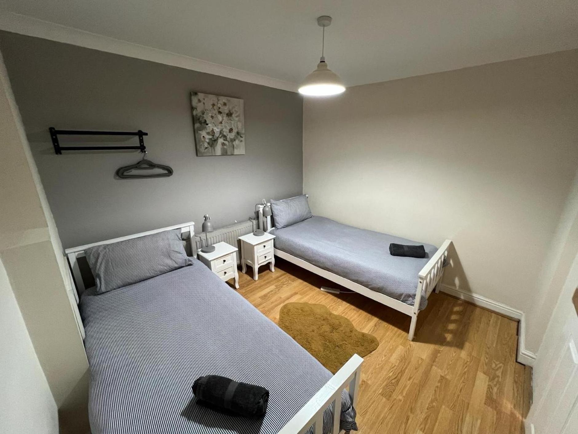 Great 4 Bedroom House - Great Location - Garden - Parking - Fast Wifi - Smart Tv - Newly Decorated - Sleeps Up To 8! Only 10 Mins Drive To Sandbanks Beach! Close To Poole & Bournemouth Exteriér fotografie