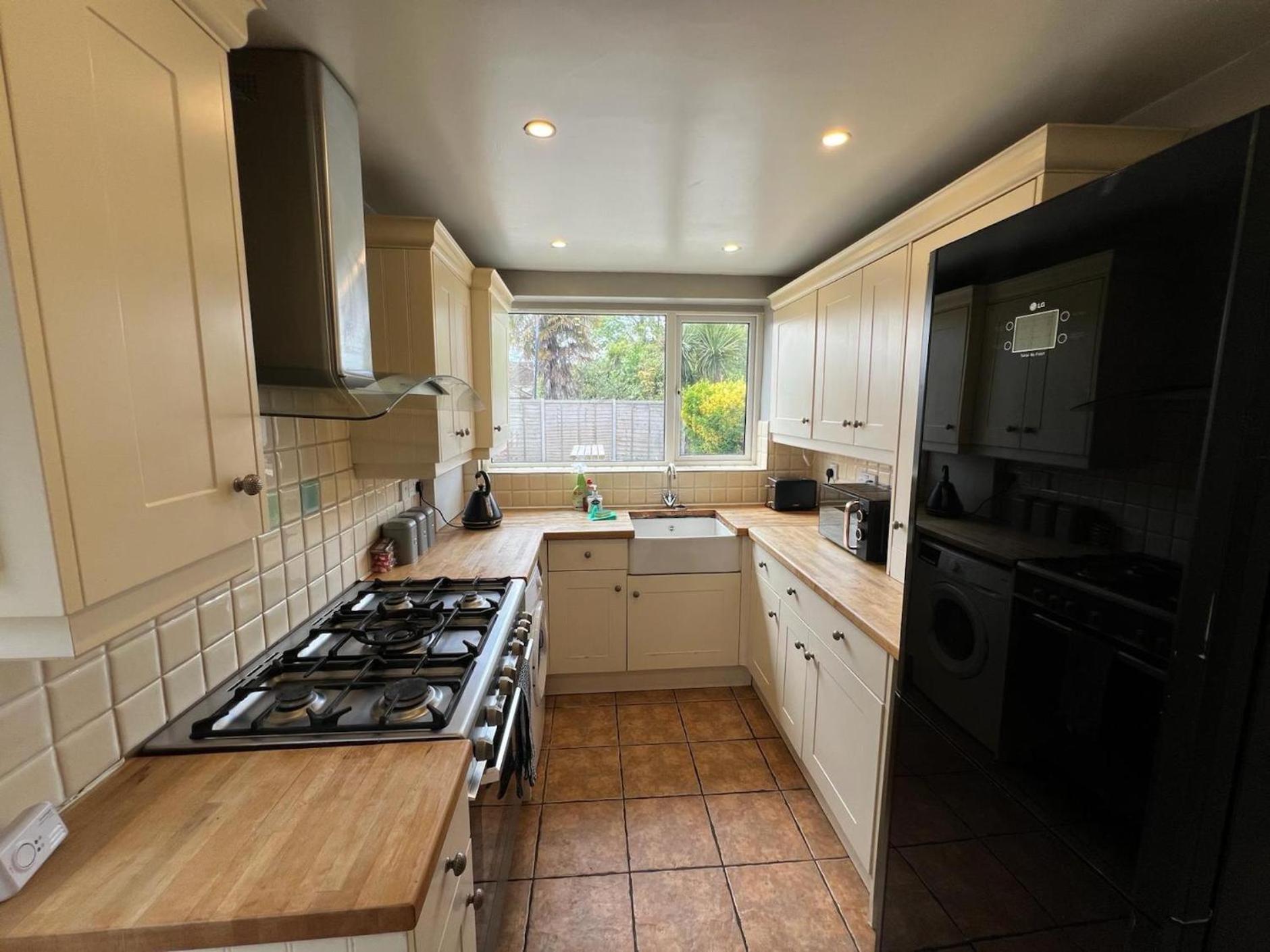 Great 4 Bedroom House - Great Location - Garden - Parking - Fast Wifi - Smart Tv - Newly Decorated - Sleeps Up To 8! Only 10 Mins Drive To Sandbanks Beach! Close To Poole & Bournemouth Exteriér fotografie