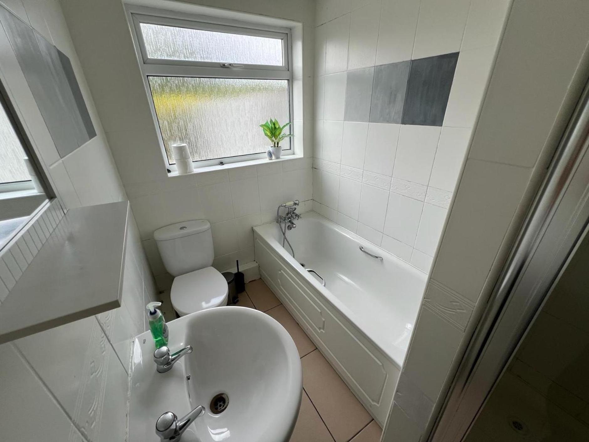 Great 4 Bedroom House - Great Location - Garden - Parking - Fast Wifi - Smart Tv - Newly Decorated - Sleeps Up To 8! Only 10 Mins Drive To Sandbanks Beach! Close To Poole & Bournemouth Exteriér fotografie
