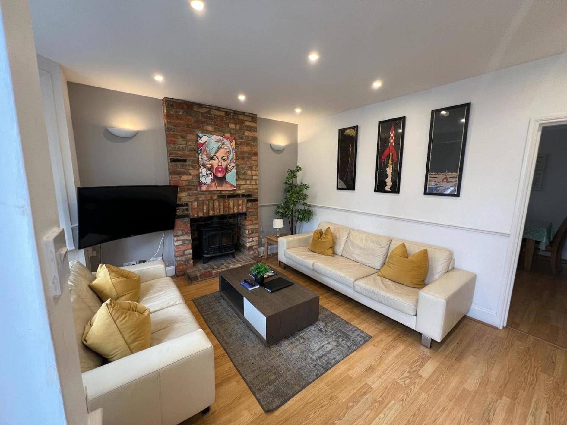 Great 4 Bedroom House - Great Location - Garden - Parking - Fast Wifi - Smart Tv - Newly Decorated - Sleeps Up To 8! Only 10 Mins Drive To Sandbanks Beach! Close To Poole & Bournemouth Exteriér fotografie